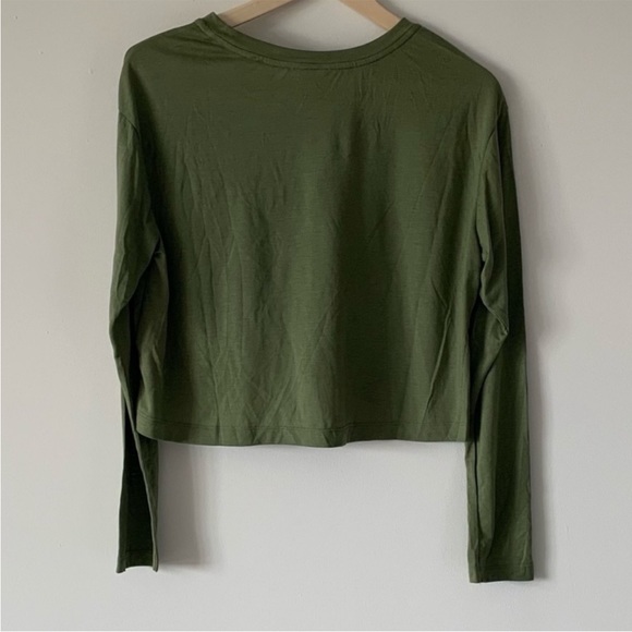 Nike Logo long sleeve lightweight
crop top. Large. New! - Picture 2 of 4